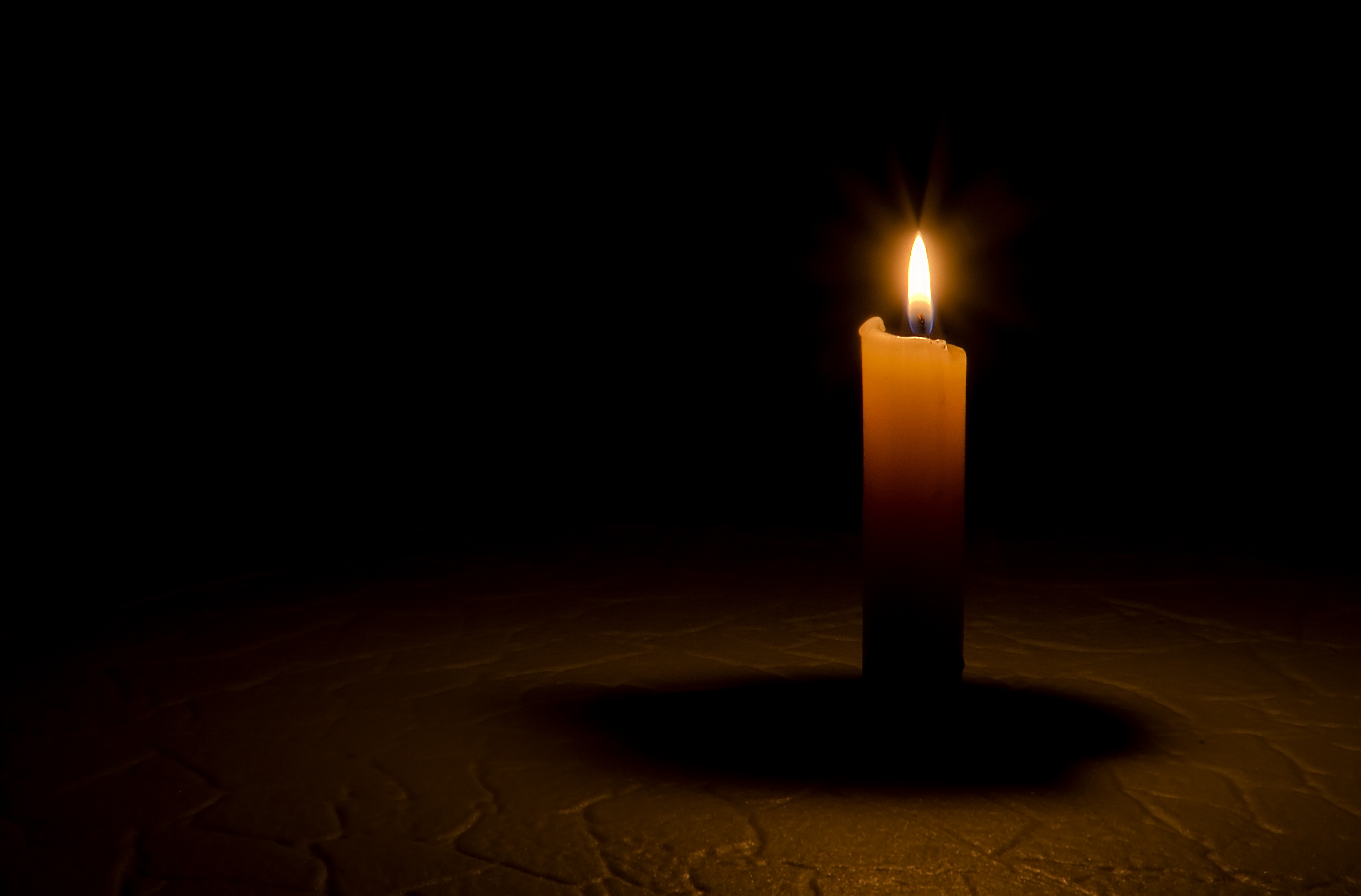 Горящая свеча 22.03 2024. Свеча на темном фоне. Свечка на темном фоне. Свеча на темном фоне скорбим. Горящая свеча.